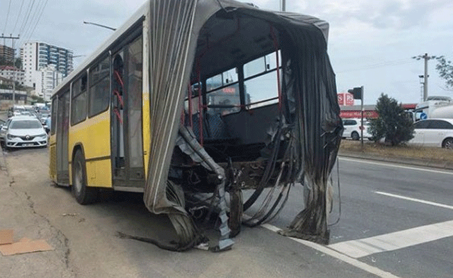 Seyir halindeki otobüs ikiye bölündü