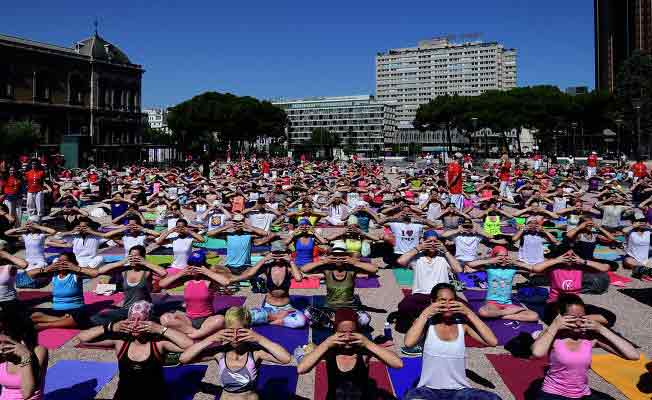 Dünyanın en büyük yoga okulunun kurucusu, seks tarikatı kurma suçlaması ile karşı karşıya