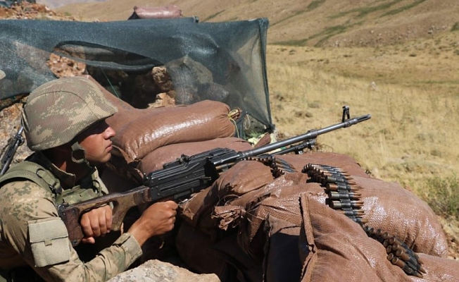 Mehmetçik o şantiyeyi kale gibi koruyor