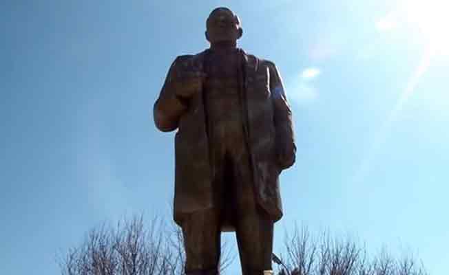 İmamlar, Lenin heykelini restore etti