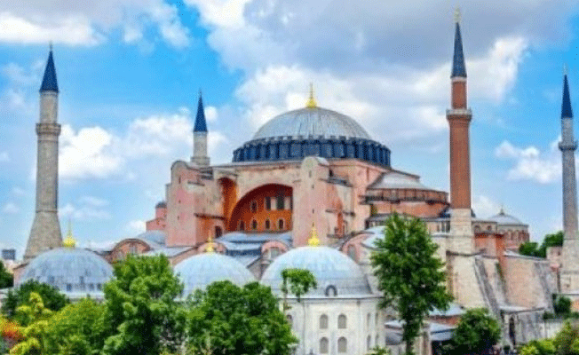 Ayasofya yeniden tartışmaya açıldı