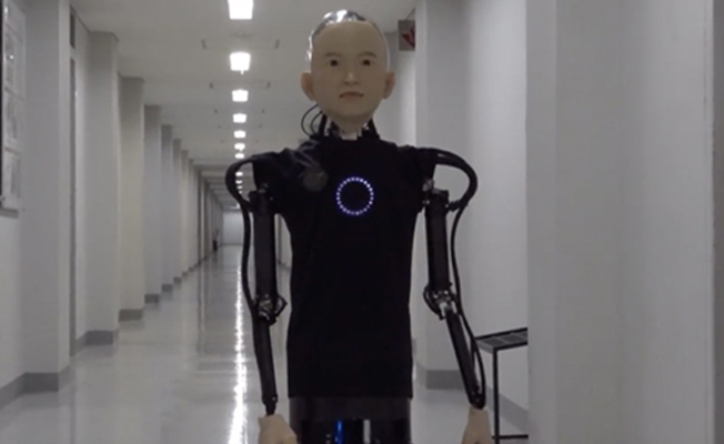 Japonya'da küçük bir çocuk görünümüne sahip robot üretildi
