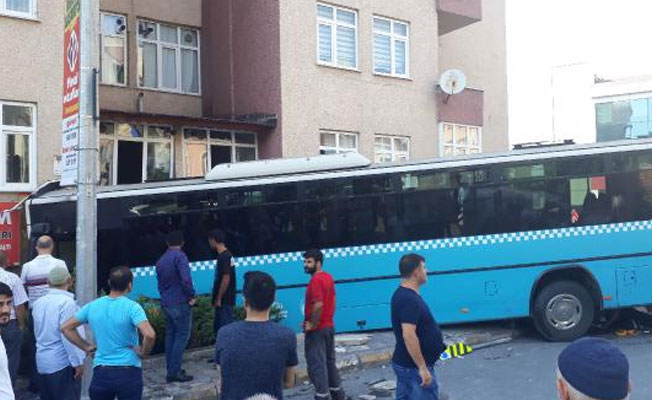 İstanbul'da halk otobüsü binaya girdi