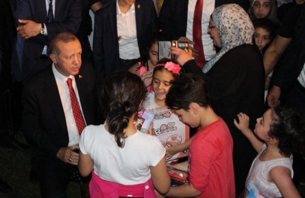 Erdoğan konvoyu durdurdu, yürüyerek yanlarına gitti