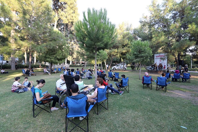 Buca'da çimlerde konser keyfi devam ediyor