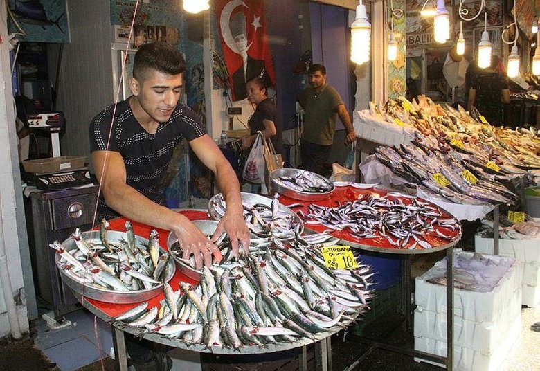 İzmir'de tezgahlarda balık bolluğu