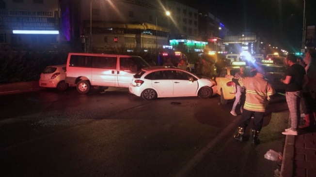 İzmir'de feci kazada 5 araba birbirine girdi!