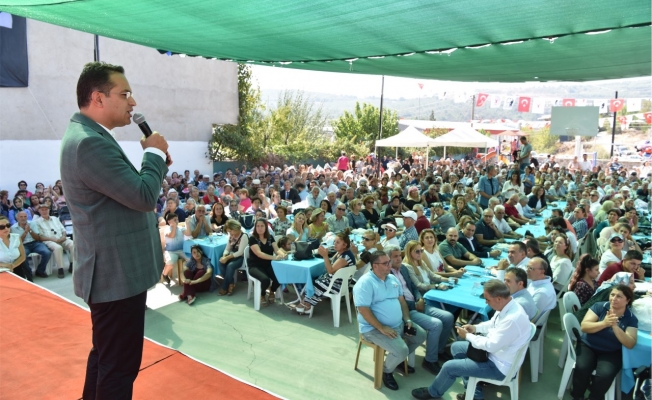 Bornovalılar aşure kazanının etrafında birlik oldu