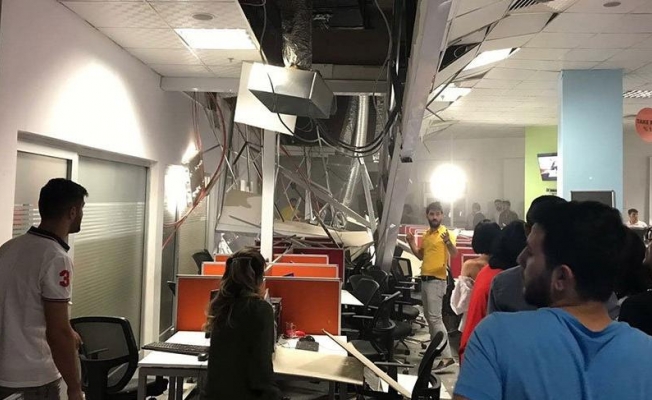 AVM’de tavan çöktü: 8 yaralı