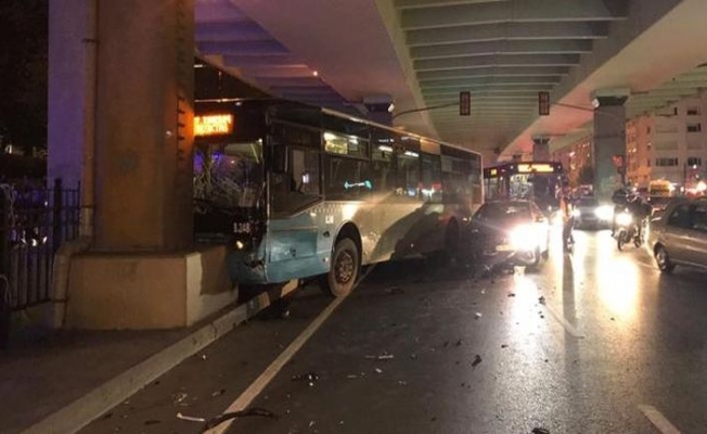 Mecidiyeköy'de halk otobüsü köprü ayağına çarptı: 17 yaralı...