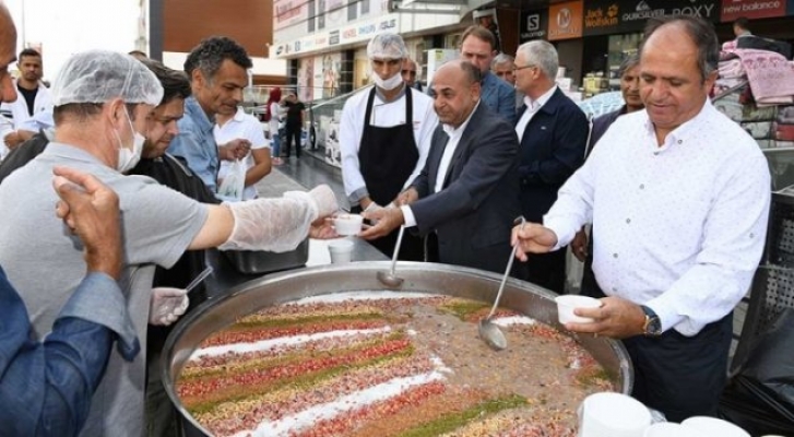 Çiğli'de aşure kazanı kaynadı