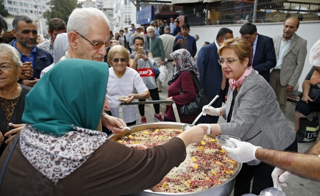 Aşure kazanı pazarda kaynadı