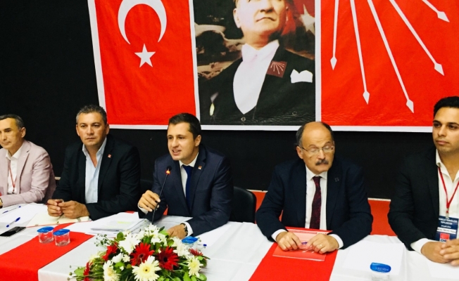 Yücel'den AKP'ye  kriz ve cehalet göndermesi