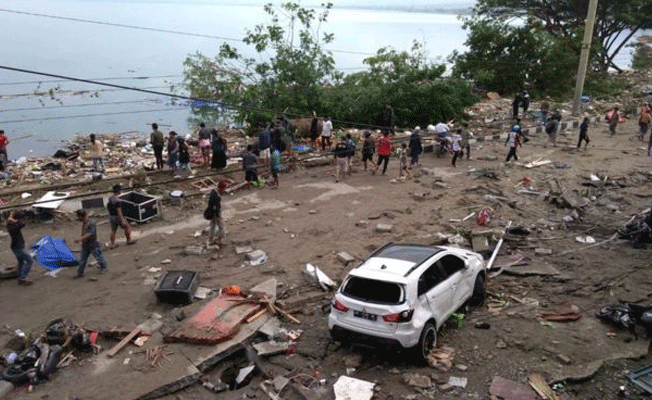 Endonezya'yı deprem ve tsunami arka arkaya vurdu: En az 384 kişi hayatını kaybetti