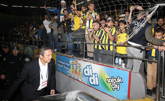 Ali Koç'tan Fenerbahçe tribünü önünde: Mahçubuz...