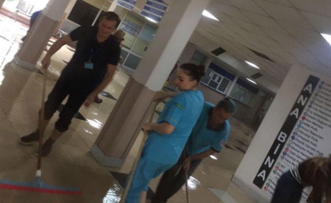 İzmir'de hastaneyi su bastı, vapur iskelesinde çatı uçtu