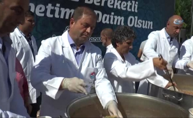 Maltepe'de 25 Bin Kişiye Aşure Dağıtıldı