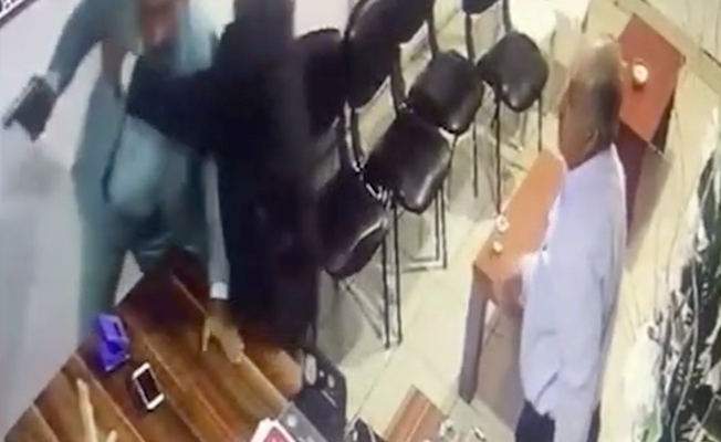 Belediye başkanı, ilçe başkanına silah çekti