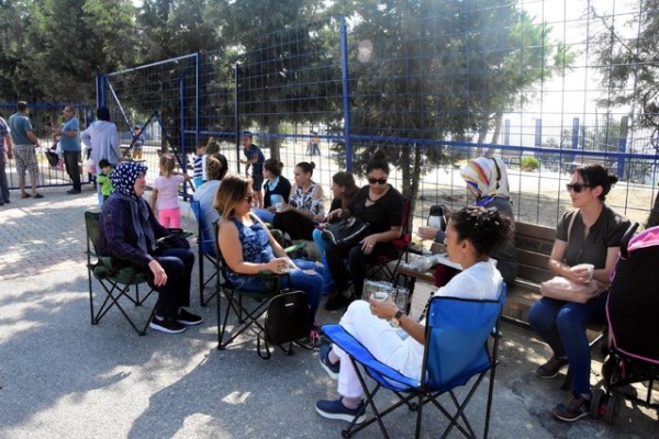 İzmir'de 'Kaçırma girişimi' iddiasından sonra okul önünde çaylı kurabiyeli nöbet