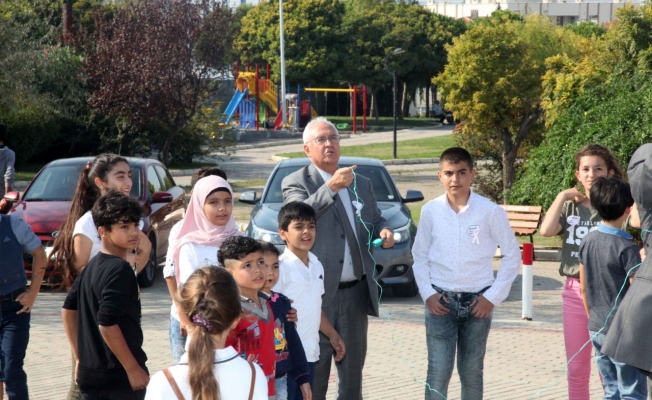 Karabağlarlı çocuklar uçurtmalara hayallerini çizip gökyüzünde uçurdular