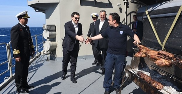 Tsipras, Ege'deki Yunan savaş gemisinde kuzu kokoreç yedi