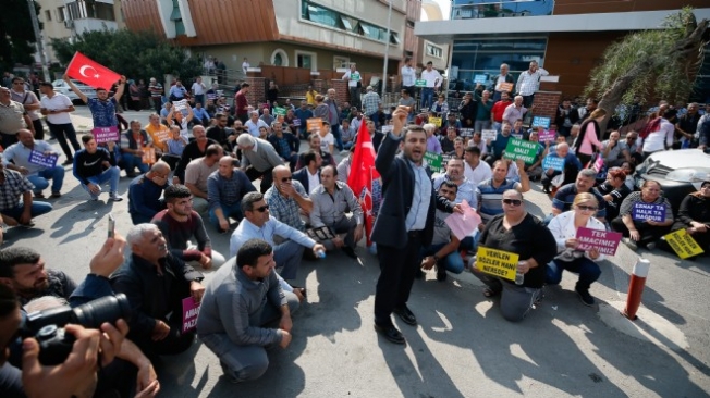 Bayraklı'da pazarcılardan belediye önünde eylem