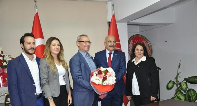 Manduz, Karabağlar Belediye Başkan Aday Adaylığı için dosyasını verdi