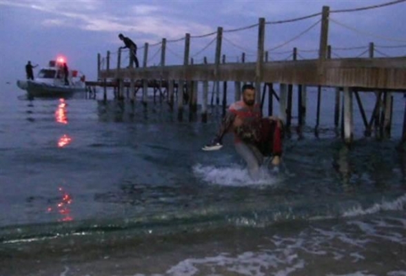 Bodrum açıklarında 30 kişiyi taşıyan tekne battı