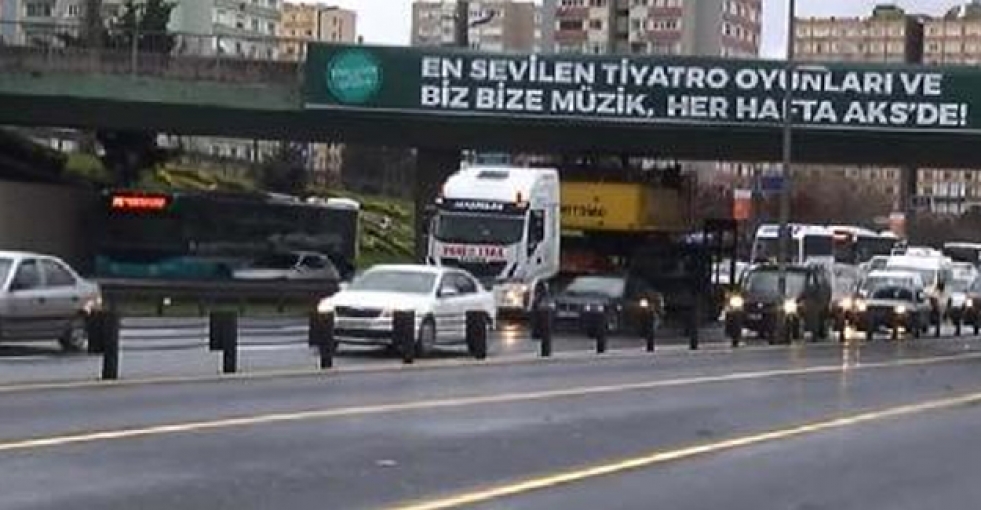 D-100 'de TIR üst geçide takıldı