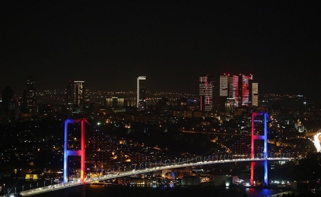 15 Temmuz Şehitler Köprüsü, 4'lü zirvedeki ülke bayraklarıyla 'renklendi'