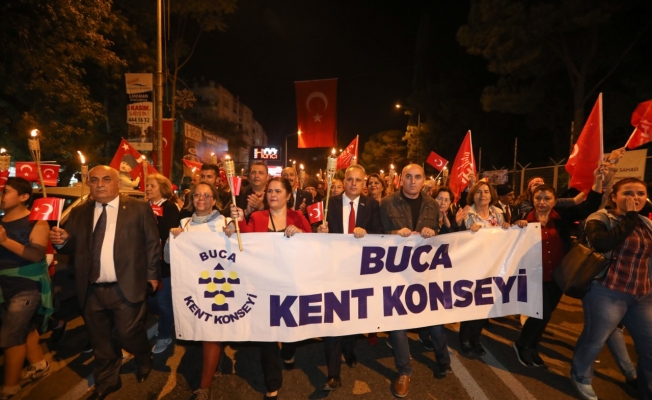Buca’da meşaleler Cumhuriyet için yandı