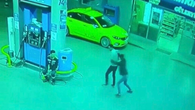 İzmir'de akaryakıt istasyonunda kanlı infaz!