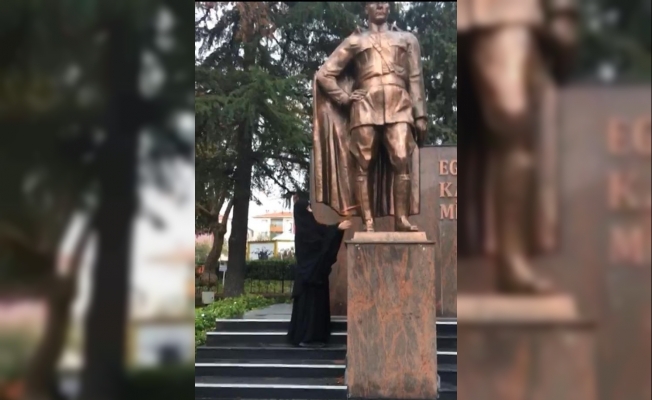 Atatürk Anıtı'na baltayla saldırdı