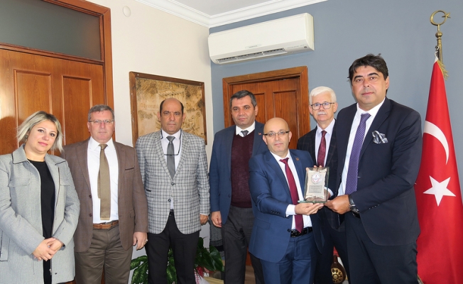 Gökhan Demirağ'a eğitime katkı plaketi