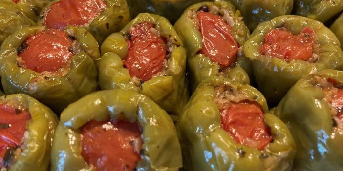Meğer bu yüzden daha iyi pişiyormuş. Yunan aşçıların biber dolması tarifi