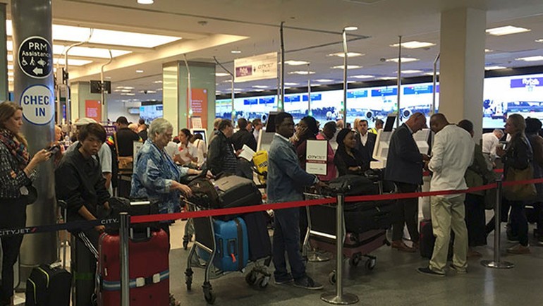 Londra Havalimanı'nı işgal ettiler