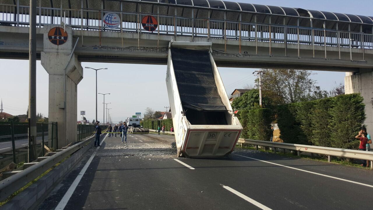 Kamyonun açılan dorsesi üstgeçide çarptı