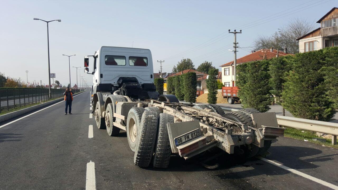 Kamyonun açılan dorsesi üstgeçide çarptı