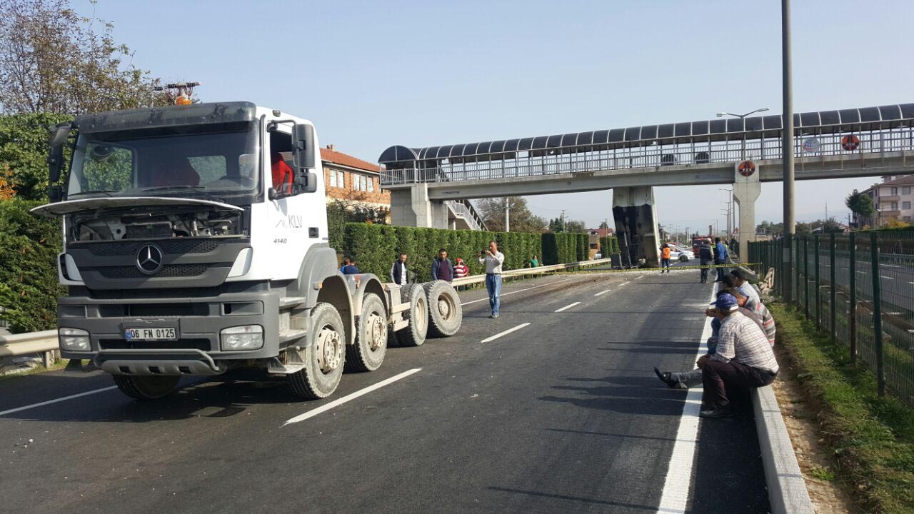 Kamyonun açılan dorsesi üstgeçide çarptı