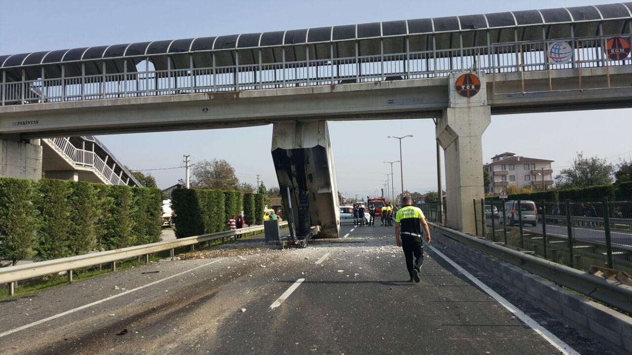 Kamyonun açılan dorsesi üstgeçide çarptı