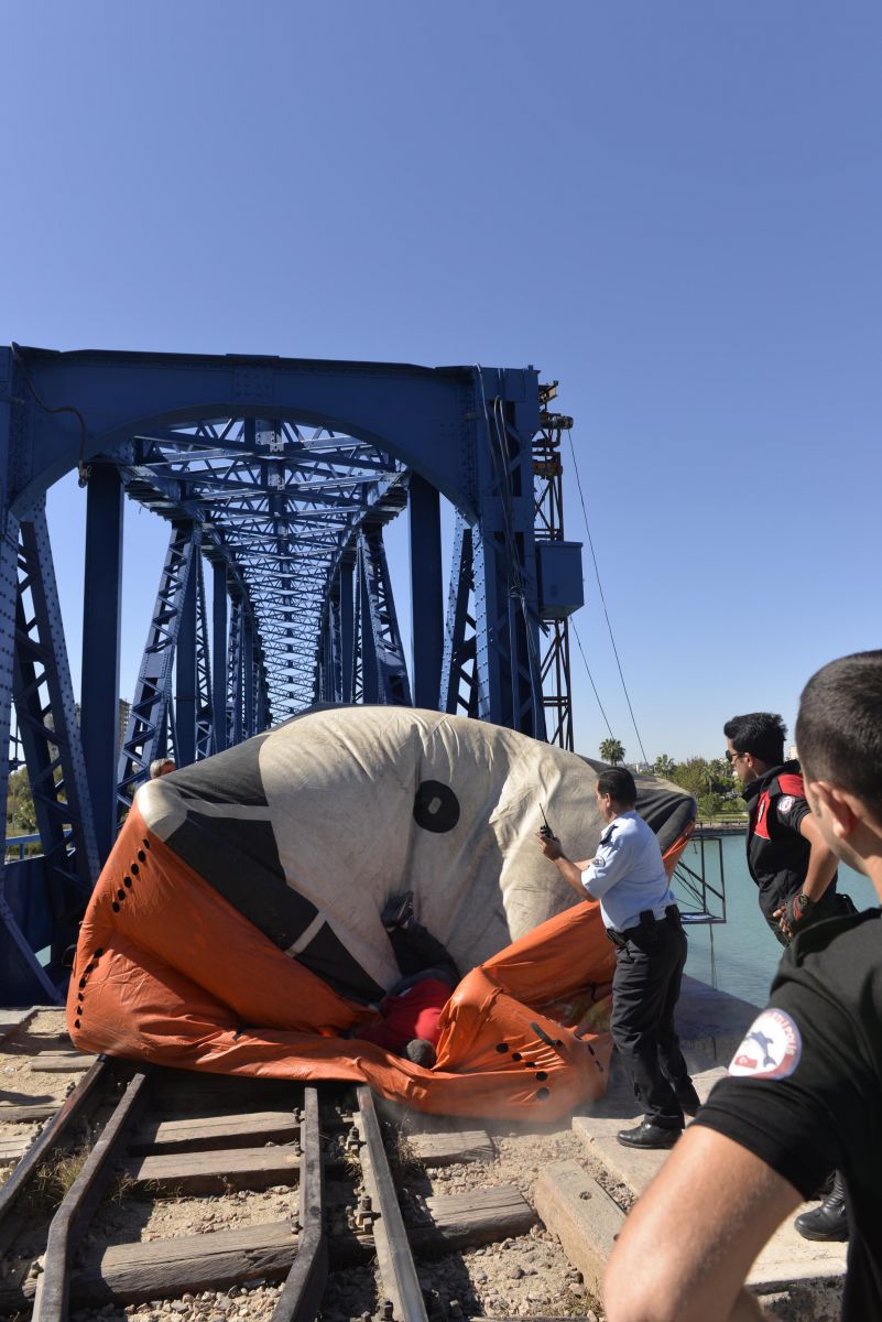 İntihardan vazgeçti, hava yastığından yaralandı