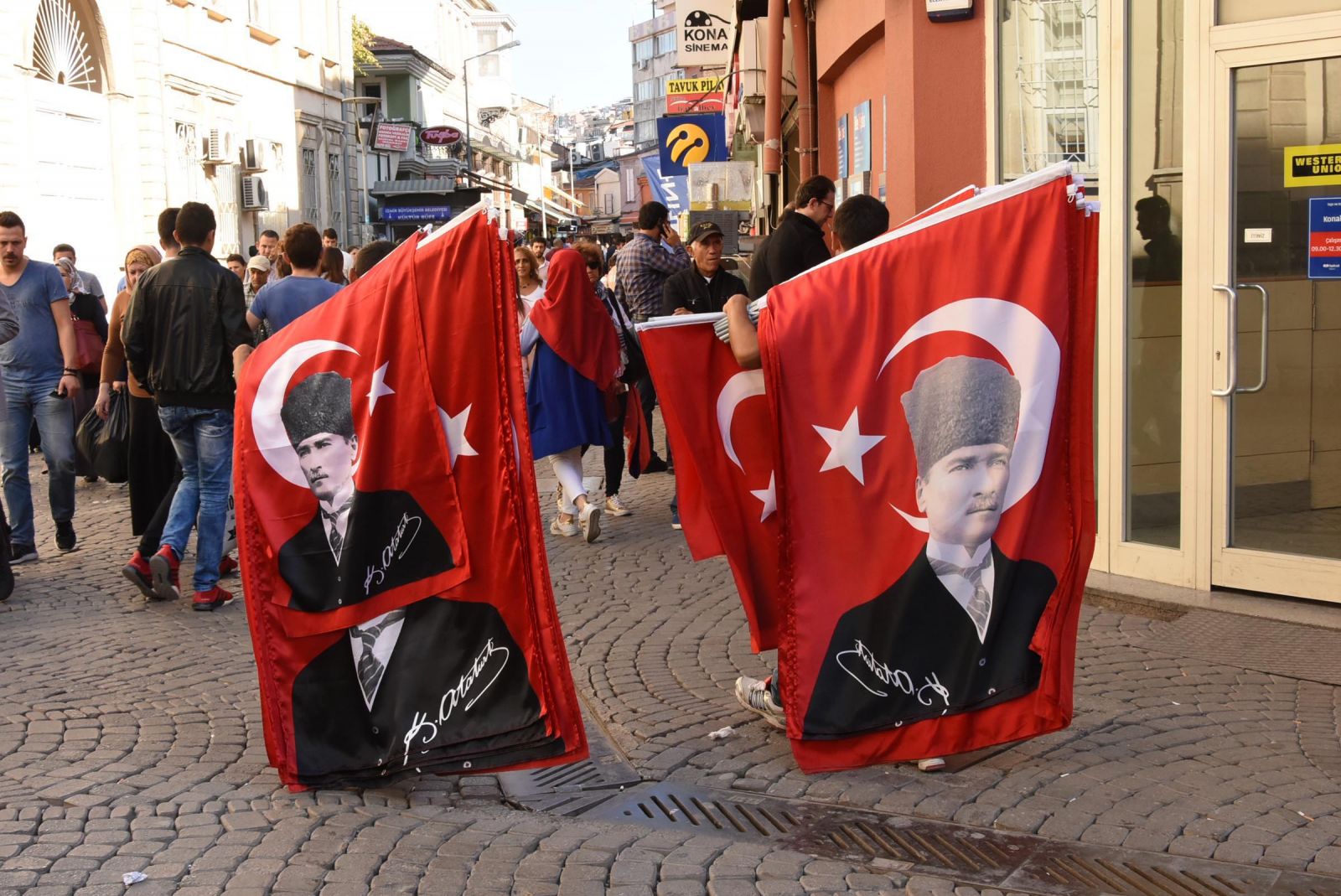 İzmir'de ay- yıldızlı mesaisi