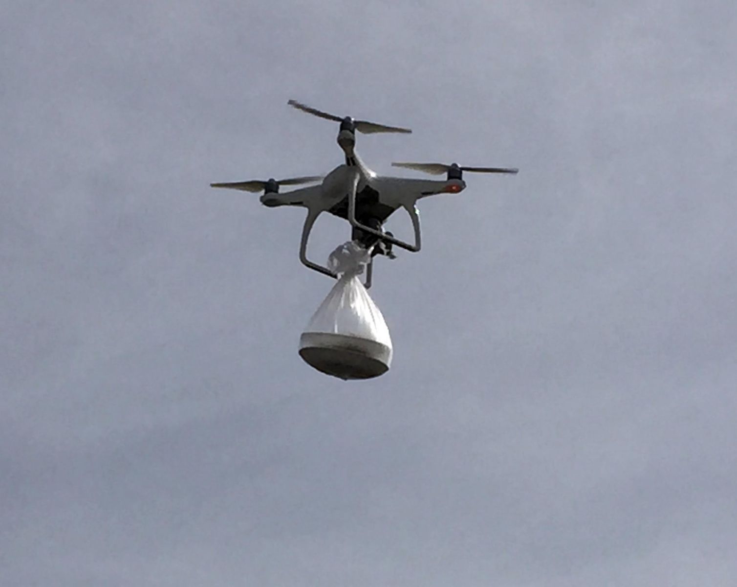 Nöbetteki köy korucularına 'drone' ile tatlı gönderildi