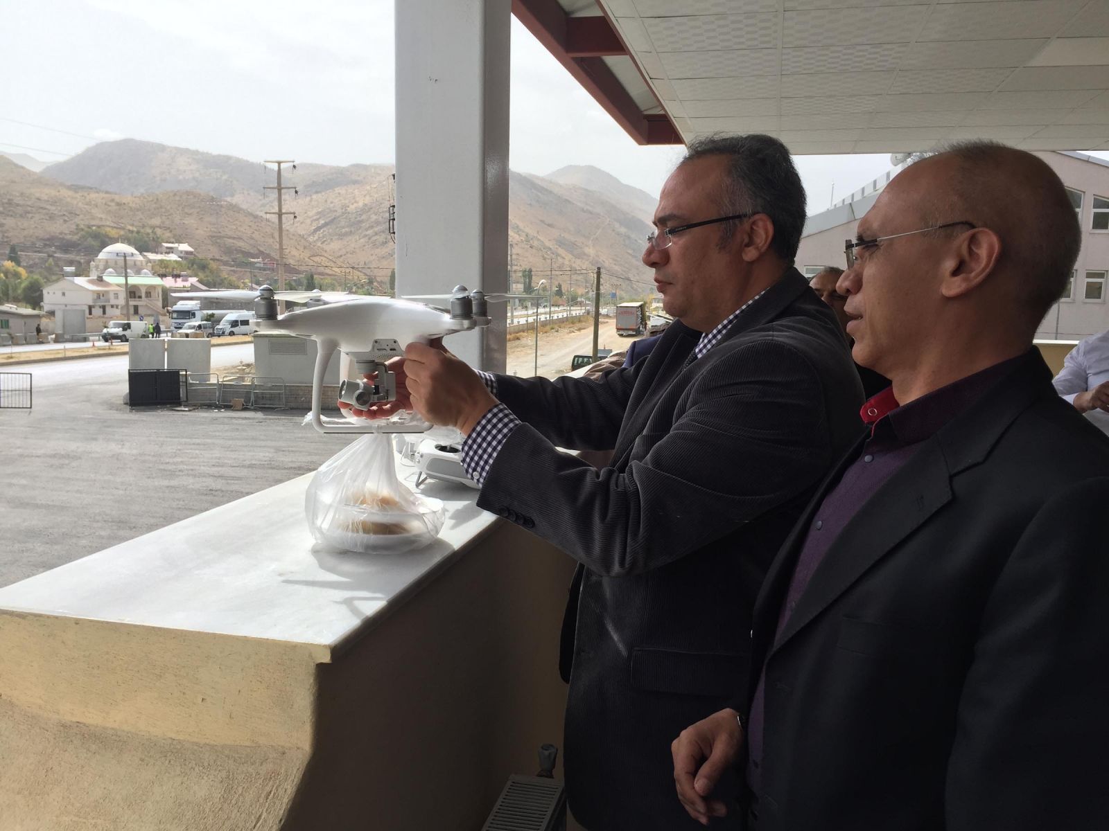 Nöbetteki köy korucularına 'drone' ile tatlı gönderildi