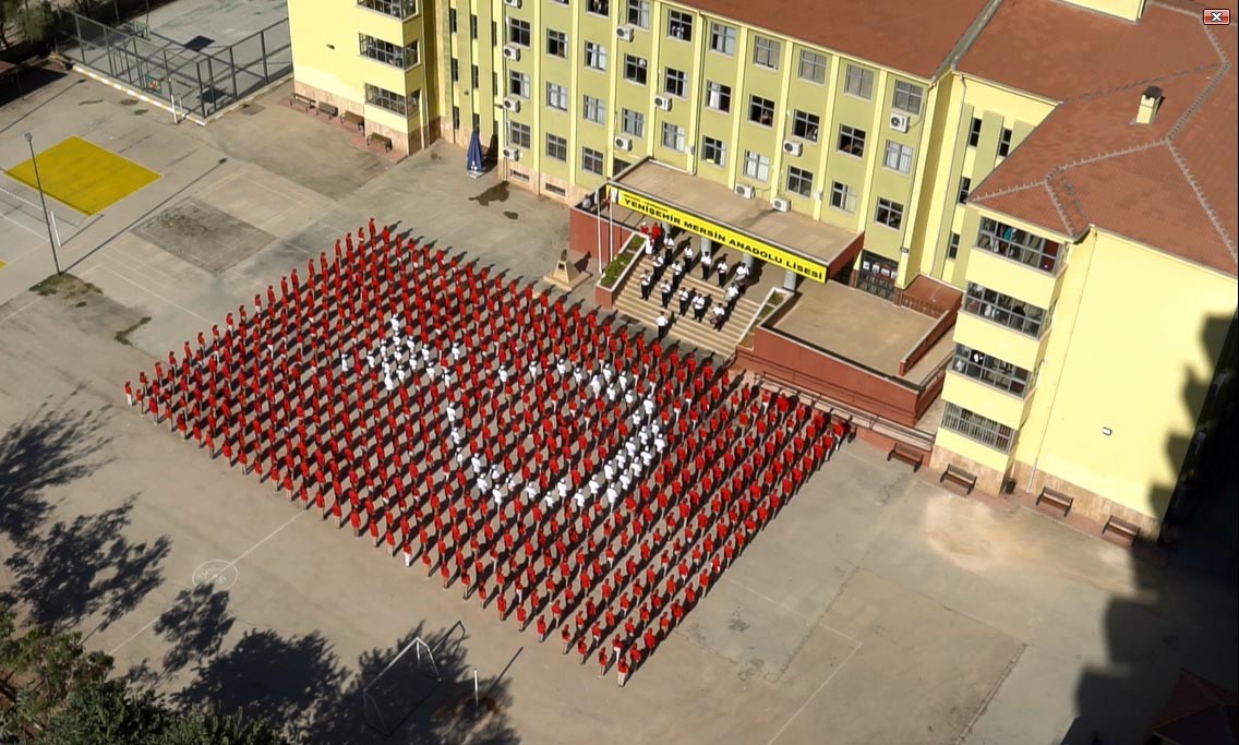 Öğrencilerden dev Türk bayrağı