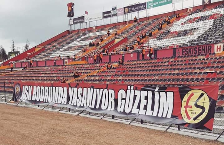 Fethiyespor'dan Amedspor'a Nazım Hikmet dizeli pankart