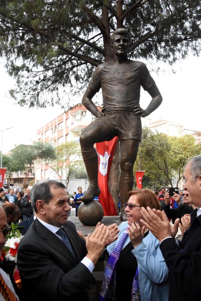  Metin Oktay heykeli törenle açıldı