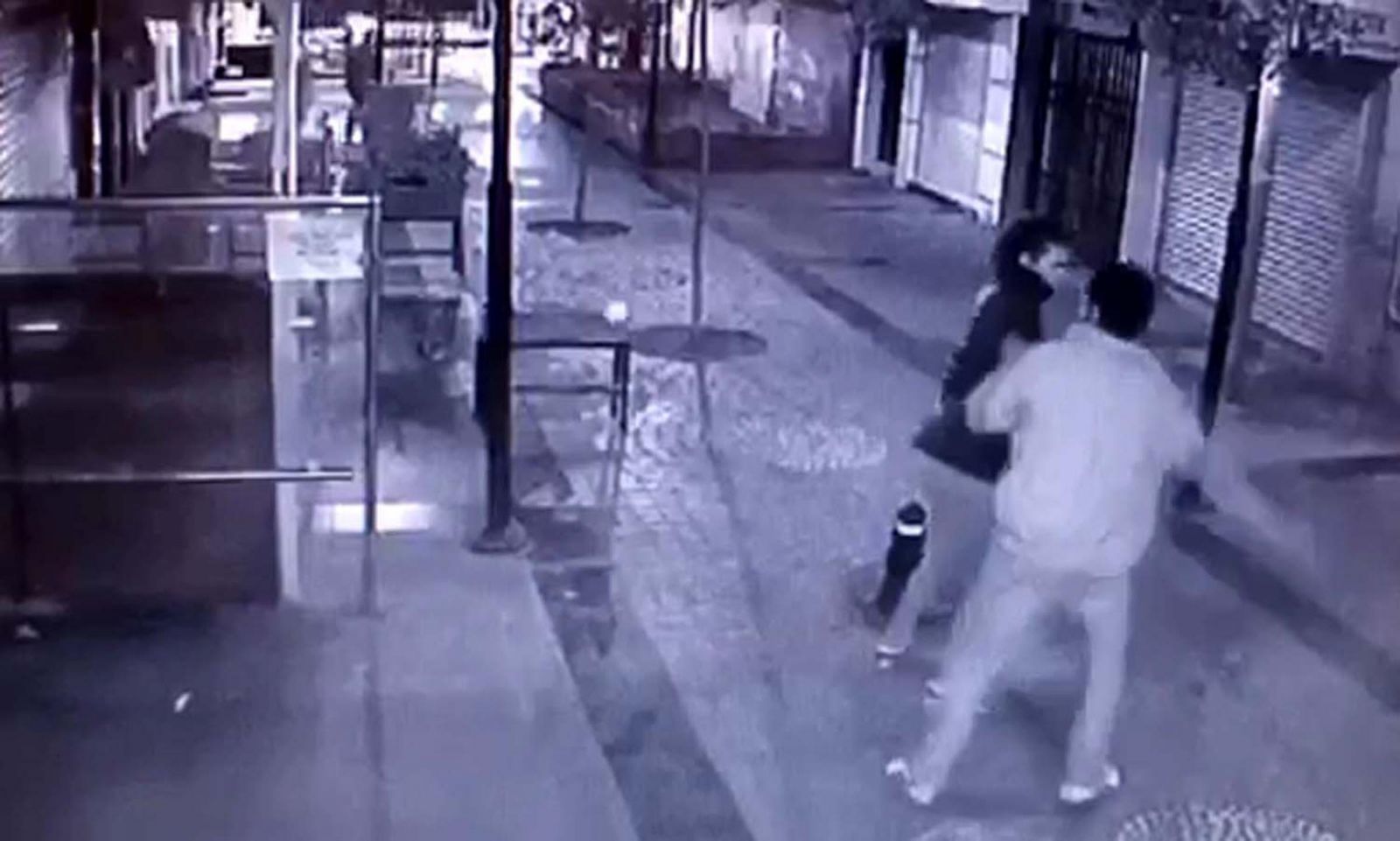 Kız arkadaşını sokak ortasında dövdü