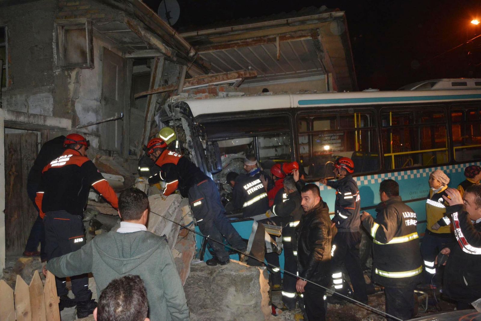 Karabük'te halk otobüsü eve girdi: 6 yaralı