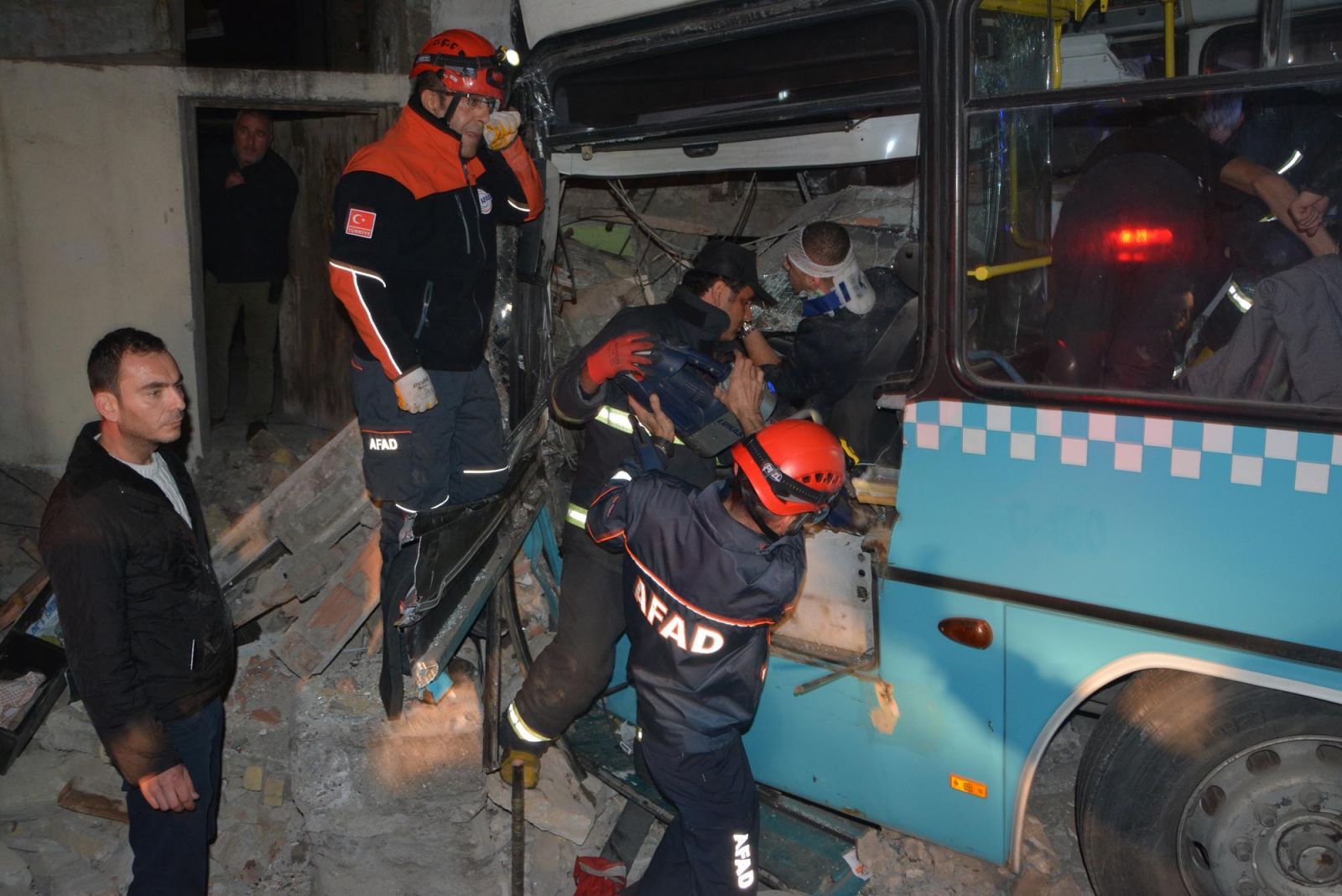 Karabük'te halk otobüsü eve girdi: 6 yaralı